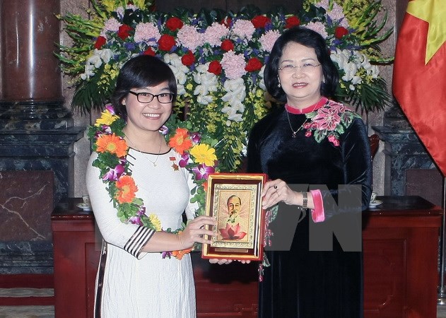 Phó Chủ tịch nước Đặng Thị Ngọc Thịnh tặng bức hình chân dung Bác Hồ cho các đại biểu nhận giải thưởng Quả cầu vàng. (Ảnh: Phạm Kiên/TTXVN)