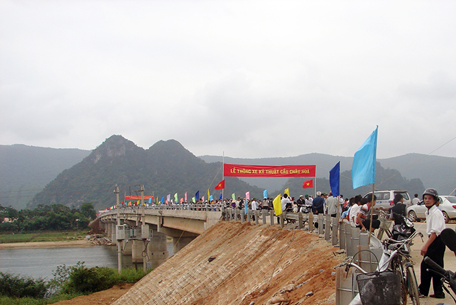Cầu Châu Hóa qua sông Gianh.
