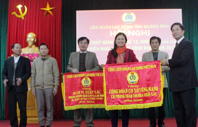 Đồng chí Đặng Quang Điều, Uỷ viên Đoàn Chủ tịch Tổng LĐLĐ Việt Nam trao cờ thi đua của Tổng LĐLĐ Việt Nam cho các tập thể xuất sắc.