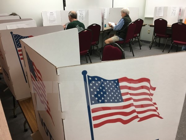 Cử tri Mỹ bỏ phiếu bầu Tổng thống Mỹ 2016 tại điểm bầu cử sớm ở Eau Claire, Wisconsin. (Nguồn: AFP/TTXVN)