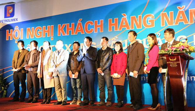 Đồng chí Lê Anh Hùng đại diện lãnh đạo Công ty xăng dầu Quảng Bình trao thưởng cho những khách hàng tiêu biểu trong hợp tác kinh doanh năm 2016