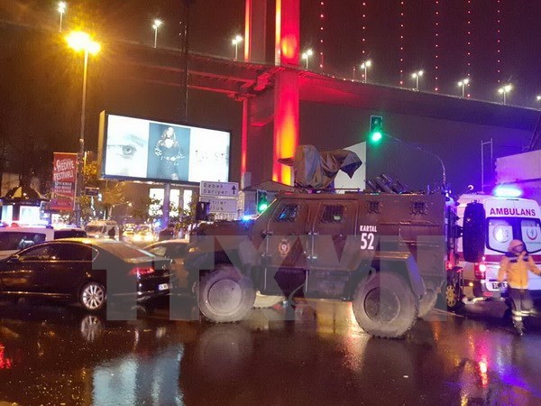 Cảnh sát làm nhiệm vụ tại hiện trường vụ tấn công ở Istanbul ngày 1-1. (Ảnh: THX/TTXVN)