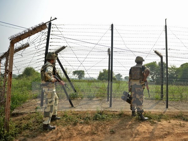 Binh sỹ Ấn Độ gác tại khu vực Jammu trên biên giới Ấn Độ-Pakistan ngày 2-10. (Nguồn: AFP/TTXVN)