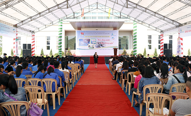 Ngày hội tư vấn hướng nghiệp do Trung tâm DVVLTN tỉnh tổ chức luôn thu hút sự quan tâm của đông đảo học sinh, sinh viên.