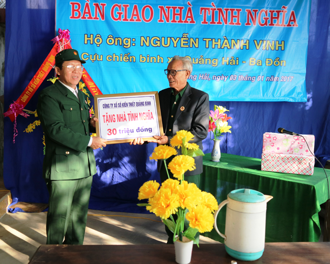 Đại diện lãnh đạo Hội Cựu Chiến binh Công ty TNHH MTV Xổ số Kiến thiết Quảng Bình trao số tiền hỗ trợ cho gia đình CCB Nguyễn Thành Vinh