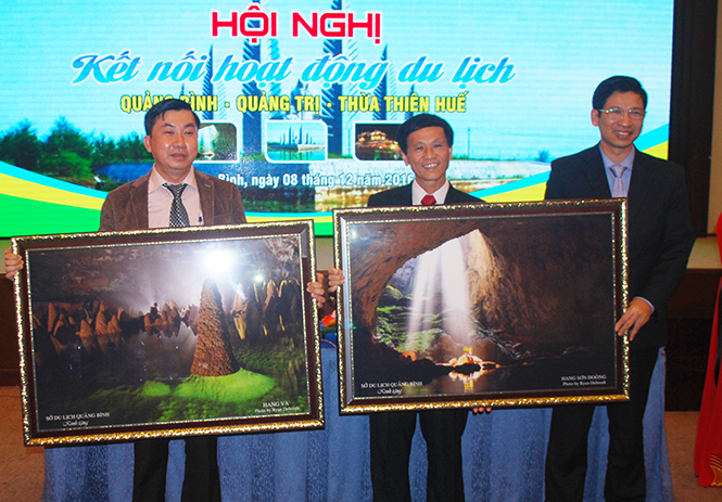 Lãnh đạo Sở Du lịch Quảng Bình tặng quà lưu niệm cho Sở Du lịch Thừa Thiên Huế và sở VHTTDL Quảng Trị.