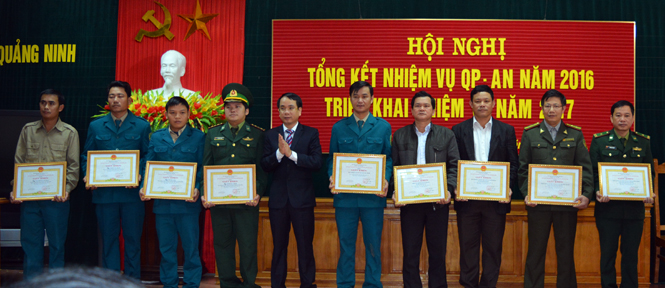 Đồng chí Phan Mạnh Hùng, TUV, Bí thư Huyện ủy tặng giấy khen cho các tập thể và cá nhân đã có nhiều thành tích xuất sắc trong thực hiện nhiệm vụ quốc phòng-an ninh năm 2016