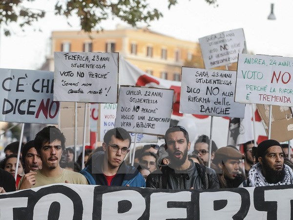 Người dân Italy tham gia cuộc biểu tình phản đối cải cách Hiến pháp ở Rome ngày 27-11-2016. (Nguồn: EPA/TTXVN)