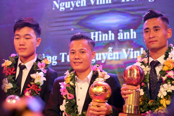  Từ trái sang: Xuân Trường, Thành Lương, Minh Tuấn nhận giải thưởng. Ảnh: N.K