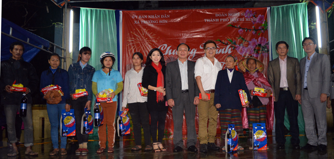 Đồng chí Trần Hải Châu, Ủy viên Ban Thường vụ, Trưởng ban Nội chính Tỉnh ủy cùng các đơn vị phối hợp trao quà cho đồng bào xã Trường Sơn.