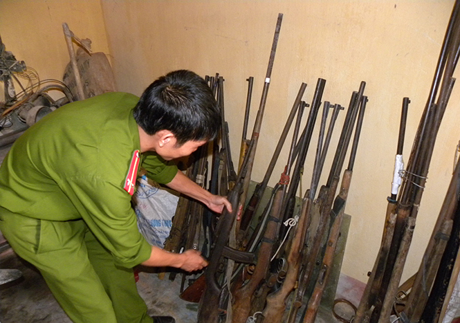 Công an huyện Minh Hóa thu giữ vũ khí, vật liệu nổ.
