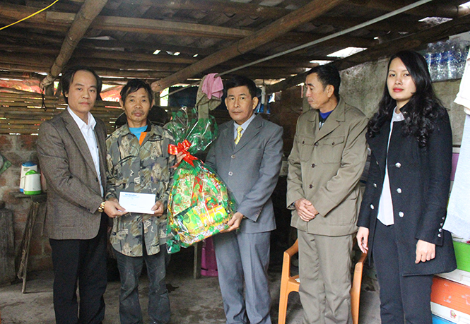 Lãnh đạo Taxi Tiên Sa phối hợp với Báo Quảng Bình trao quà hỗ trợ cho các đối tượng khó khăn tại chuyên mục “Cảnh đời” trên Báo Quảng Bình.
