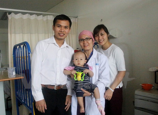 Y sỹ người Việt Nam Trần Thị Chang bên gia đình bệnh nhân. (Ảnh: Hoàng Nhương/Vietnam+)