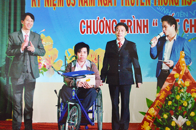 Tặng xe lăn cho sinh viên khuyết tật Trần Văn Trường