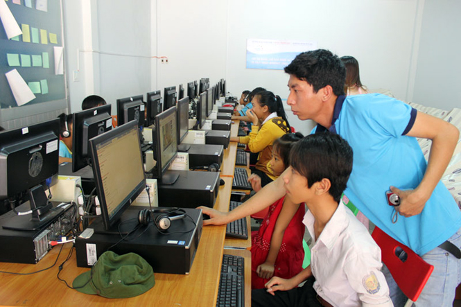 Các em học sinh đến truy nhập internet công cộng.