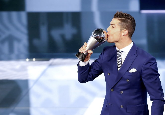  Ronaldo và danh hiệu Cầu thủ xuất sắc nhất FIFA năm 2016. Ảnh: Reuters