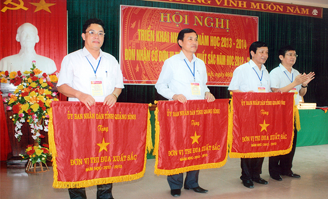  TTGDTX Quảng Bình được UBND tỉnh tặng Cờ đơn vị thi đua xuất sắc, năm học 2012-2013.