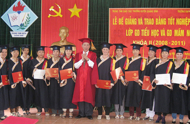 Lễ nhận bằng tốt nghiệp của lớp giáo dục tiểu học và giáo dục mầm non K2 do Trung tâm liên kết đào tạo với Trường ĐH Sư phạm Hà Nội.