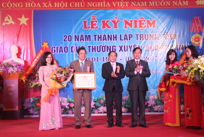 Trung tâm Giáo dục thường xuyên Quảng Bình được Bộ trưởng Bộ GD-ĐT tặng Bằng khen.