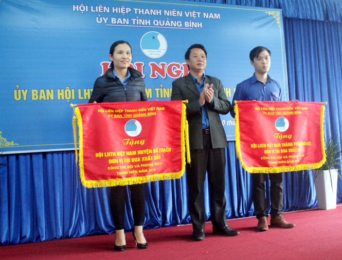  Đại diện lãnh đạo Hội LHTNVN tỉnh tặng cờ thi đua xuất sắc của Hội LHTNVN tỉnh cho 2 đơn vị