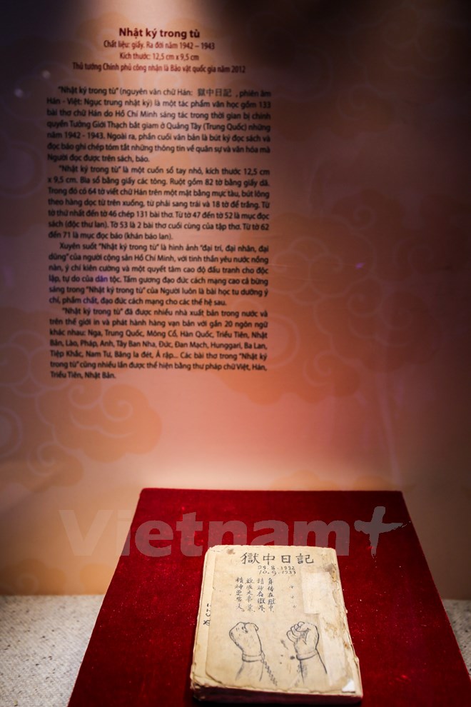 ‘Nhật ký trong tù’ là một tác phẩm văn học gồm 133 bài thơ chữ Hán do Hồ Chí Minh sáng tác trong thời gian bị chính quyền Tưởng Giới Thạch bắt giam ở Quảng Tây (Trung Quốc), 1942 - 1943. Xuyên suốt 'Nhật ký trong tù' là hình ảnh 'đại trí, đại nhân, đại dũng' của người tù cộng sản Hồ Chí Minh, luôn tràn đầy tinh thần yêu nước, ý chí kiên cường và một quyết tâm cao độ đấu tranh cho tự do, độc lập của dân tộc. (Ảnh: Minh Sơn/Vietnam+)