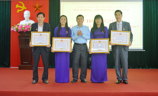 Đồng chí Trần Tiến Dũng trao danh hiệu Chiến sĩ thi đua cấp tỉnh cho các cá nhân có thành tích xuất sắc trong phong trào thi đua yêu nước.