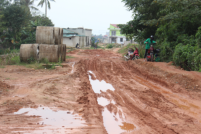 Trục đường chính rộng 19m dẫn vào KDC đến nay vẫn còn bê bết bùn đất.