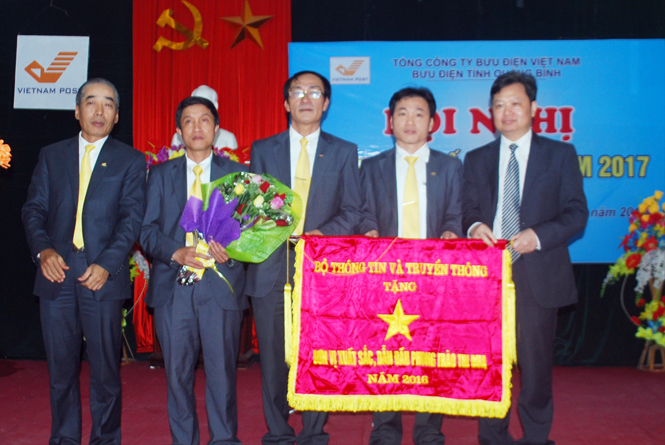 Đồng chí Nguyễn Tiến Hoàng, Tỉnh ủy viên, Phó Chủ tịch UBND tỉnh trao cờ thi đua xuất sắc năm 2016 của Bộ Thông tin-Truyền thông cho tập thể Bưu điện tỉnh.