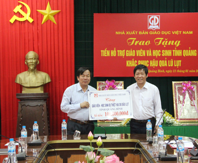  Đại diện lãnh đạo Nhà xuất bản Giáo dục Việt Nam trao tặng 100 triệu đồng hỗ trợ giáo viên và học sinh Quảng Bình.