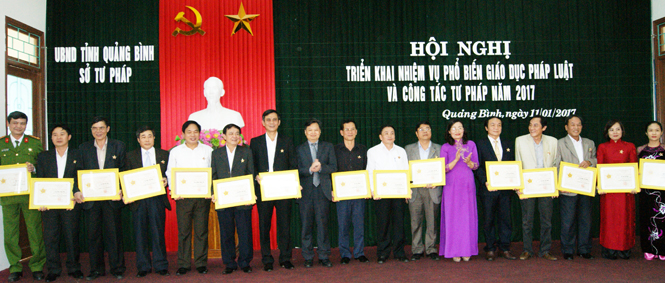 Đồng chí Nguyễn Tiến Hoàng, TUV, Phó Chủ tịch UBND tỉnh trao kỷ niệm chương “Vì sự nghiệp Tư pháp” cho các cá nhân có nhiều đóng góp cho sự phát triển của ngành Tư pháp.