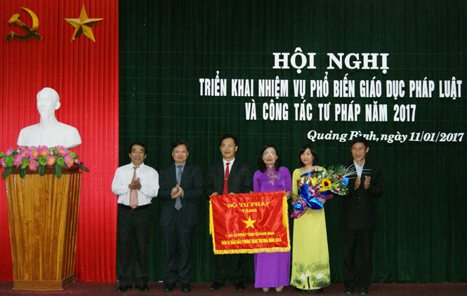 Đồng chí Nguyễn Tiến Hoàng, TUV, Phó Chủ tịch UBND tỉnh trao cờ thi đua của ngành Tư pháp cho tập thể Sở Tư pháp.