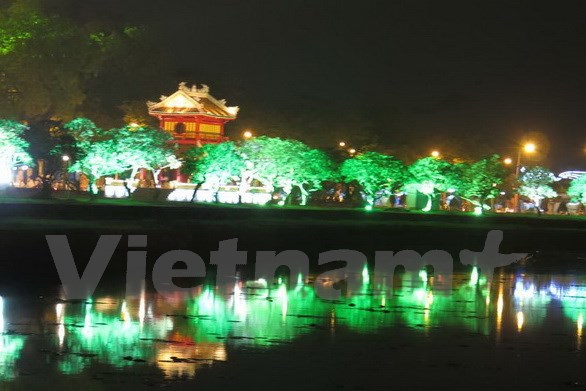 Di tích Phu Văn Lâu thuộc hệ thống di tích Cố đô Huế đẹp rực rỡ vào ban đêm sau khi được trùng tu. (Ảnh: Quốc Việt/Vietnam+)