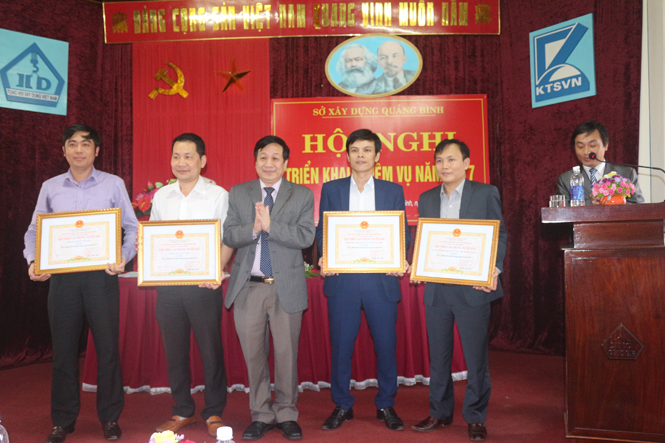 Đồng chí Nguyễn Xuân Quang, Ủy viên ban thường vụ Tỉnh ủy, Phó Chủ tịch Thường trực UBND tỉnh trao bằng khen của Chủ tịch UBND tỉnh cho các tập thể, cá nhân xuất sắc .