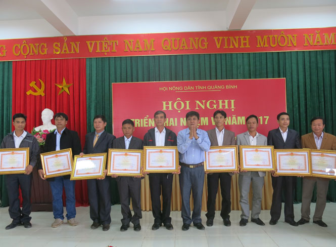Đồng chí Lê Công Toán, Chủ tịch Hội Nông dân tỉnh trao bằng khen của Thủ tướng Chính phủ cho các tập thể, cá nhân có thành tích suất sắc trong các hoạt động hội và phong trào nông dân năm 2016