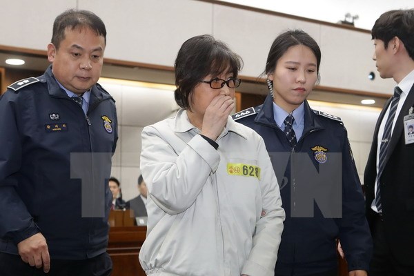 Bà Choi Soon-Sil (giữa) tại phiên xét xử đầu tiên của Tòa án quận trung tâm Seoul ngày 5-1. (Nguồn: AFP/TTXVN)
