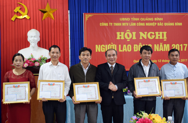 Đại diện lãnh đạo Công ty TNHH MTV LCN Bắc Quảng Bình khen thưởng cho các tập thể có nhiều thành tích trong công tác năm 2016.