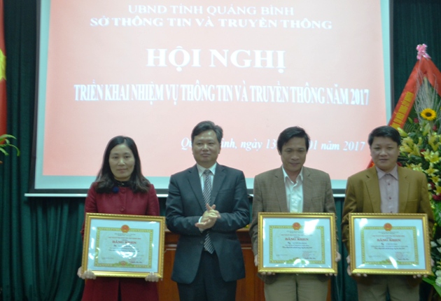 Đồng chí Nguyễn Tiến Hoàng, Phó Chủ tịch UBND tỉnh trao Bằng khen của Chủ tịch UBND tỉnh cho các cá nhân có thành tích xuất sắc trong công tác