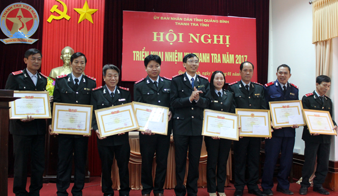 Lãnh đạo Thanh tra tỉnh trao giấy khen cho các tập thể có thành tích xuất sắc trong công tác năm 2016.     