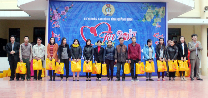  Đồng chí Nguyễn Công Huấn, Uỷ viên Ban Thường vụ, Trưởng Ban Dân vận Tỉnh ủy và lãnh đạo LĐLĐ tỉnh trao quà cho đoàn viên, người lao động