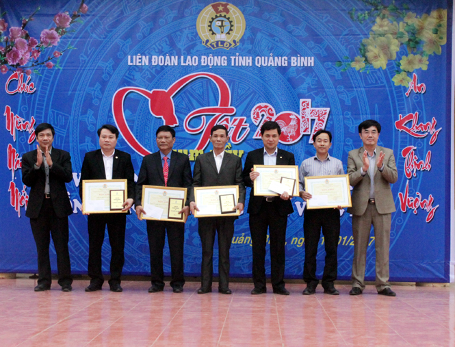  Đồng chí Nguyễn Công Huấn, Uỷ viên Ban Thường vụ, Trưởng Ban Dân vận Tỉnh ủy và lãnh đạo LĐLĐ tỉnh trao kỷ niệm chương cho 5 doanh nghiệp “Vì người lao động”