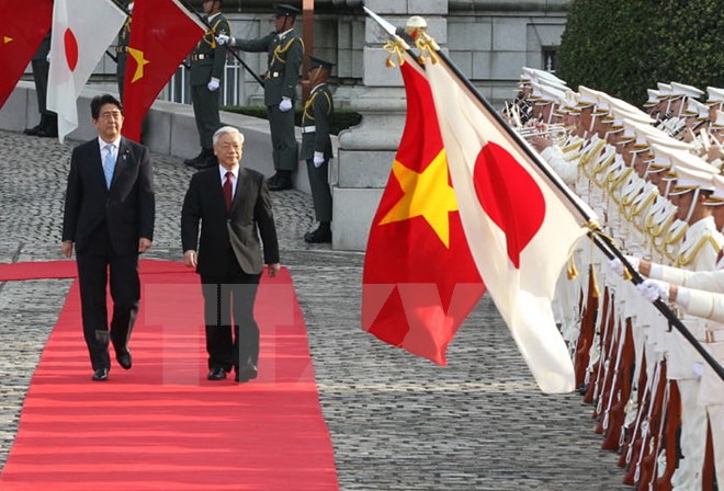 Thủ tướng Nhật Bản Shinzo Abe và Tổng Bí thư Nguyễn Phú Trọng duyệt đội danh dự trong chuyến thăm Nhật Bản của Tổng Bí thư hồi tháng 9-2015. (Ảnh: Trí Dũng/TTXVN)