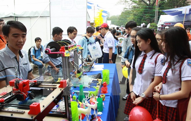 Học sinh tham quan các gian hàng giới thiệu các ngành học của Đại học Bách Khoa Thành phố Hồ Chí Minh. (Ảnh: Phương Vy/TTXVN.)