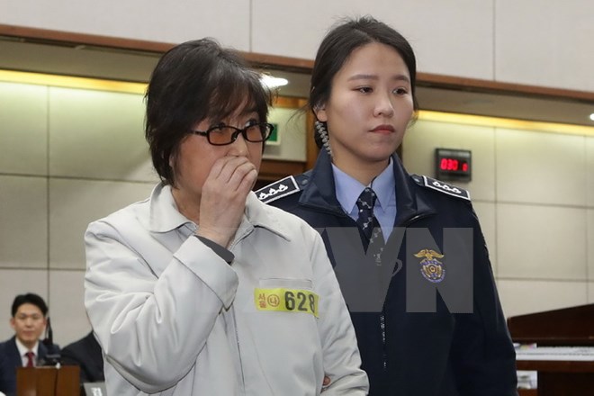 Bà Choi Soon-sil (trái) tại Tòa án quận trung tâm Seoul ngày 5-1-2017. (Nguồn: AFP/TTXVN)
