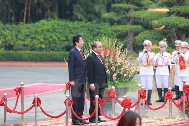 Lễ đón chính thức Thủ tướng Abe tại Phủ Chủ tịch do Thủ tướng Nguyễn Xuân Phúc chủ trì. (Ảnh: Minh Sơn/Vietnam+)
