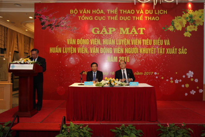 Bộ trưởng Bộ VH-TT&DL Nguyễn Ngọc Thiện (trái) trong buổi gặp mặt cuối năm với các VĐV, HLV tiêu biểu của thể thao VN 2016 tại Hà Nội đêm 16-1. Ảnh: KHƯƠNG XUÂN
