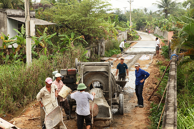 Người dân Quảng Trạch tích cực hưởng ứng tham gia kiên cố hóa đường giao thông nông thôn.