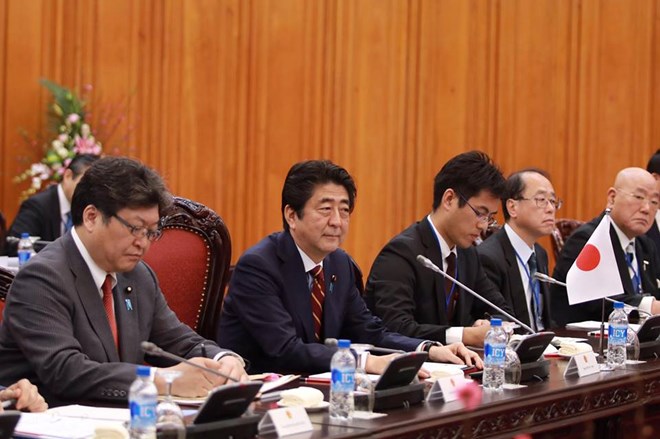 Thủ tướng Shinzo Abe trong cuộc hội đàm chính thức với Thủ tướng Nguyễn Xuân Phúc.(Ảnh: Minh Sơn/Vietnam+)