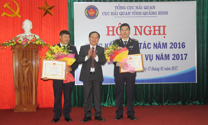 Đồng chí Trần Hải Châu, Ủy viên Ban Thường vụ, Trưởng Ban Nội chính Tỉnh ủy tặng bằng khen của Chủ tịch UBND tỉnh cho 2 tập thể có thành tích xuất sắc trong công tác năm 2016.
