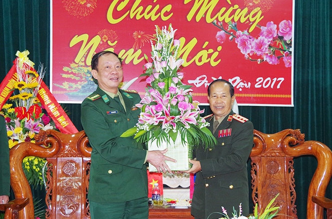 Đại tá Chạ Lơn Vông Vị Xay, Chính ủy, Bộ chỉ huy Quân sự tỉnh Sa Vẳn Na Khệt (Lào) tặng hoa, chúc tết cán bộ, chiến sĩ BĐBP Quảng Bình.