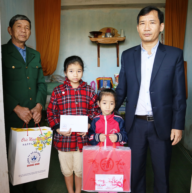 Gia đình em Lê Thị Ý Nhi xúc động nhận quà Tết của Công ty TNHH MTV xổ số kiến thiết Quảng Bình